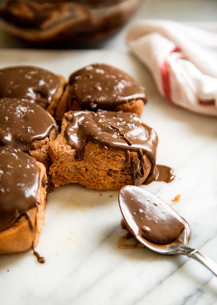  Estes rolos de manteiga de amendoim de chocolate são a minha torção no clássico rolo de canela caseiro. Enrole-o na manteiga de amendoim e uma massa de chocolate é coberta com uma cobertura de queijo creme de Nutella. keviniscooking.com 