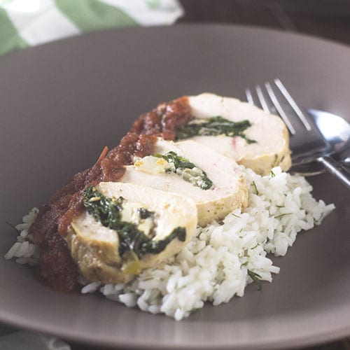 Pollo griego, espinaca y queso feta, de Alimentar tu alma tambi&eacute;n
