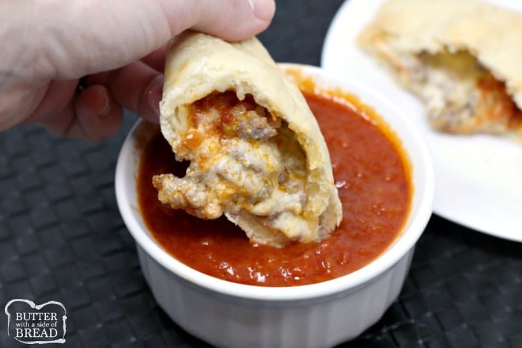 QUESO ITALIANO CALZONES DE SALCHICHA - Mantequilla con un lado de pan