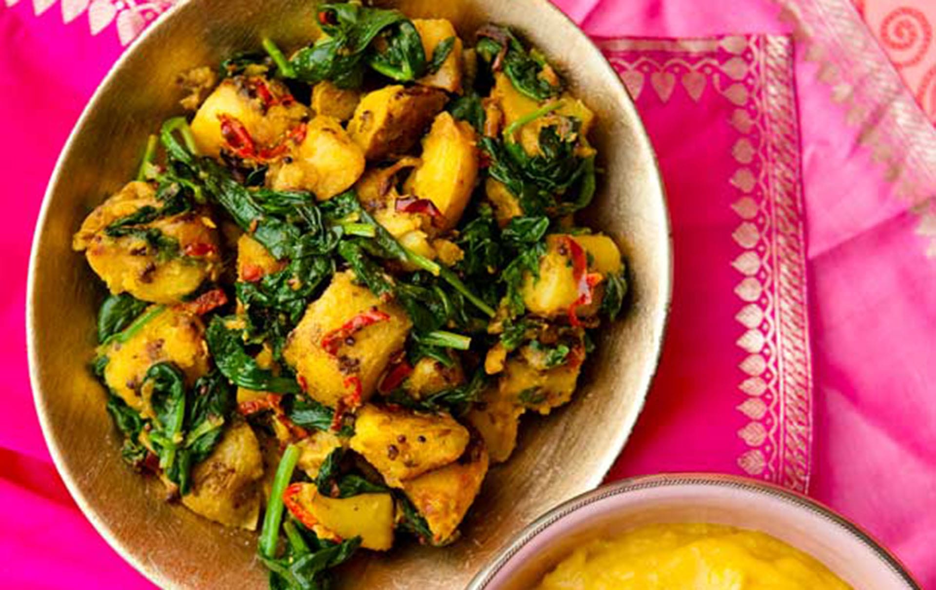 Saag Aloo Saag Aloo é uma receita simples de fazer quando você sabe como. Com batatas macias, espinafre e especiarias combinados, este prato é o acompanhamento perfeito para acompanhar um curry