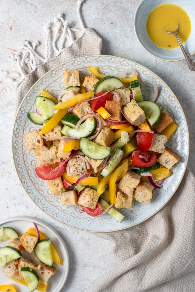 Saborosa salada de panzanella com vinagrete de limĂŁo Meyer