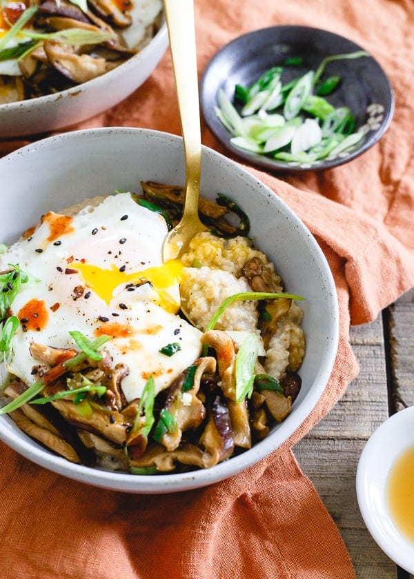 Este sabroso salvado de avena asi&aacute;tica se cuece a fuego lento con especias y se cubre con champi&ntilde;ones shiitake salteados, huevos fritos y se adorna con sriracha. Es el toque de desayuno salado perfecto para el salvado de avena tradicional. Adem&aacute;s, &iexcl;no solo es un excelente desayuno, sino que tambi&eacute;n es excelente para el almuerzo o la cena!
