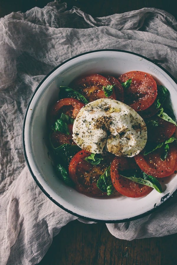 Esta ensalada burrata caprese es el plato perfecto del verano. Tomates frescos y regordetes rociados con aceite de oliva, vinagre bals&aacute;mico y servidos con queso burrata fresco y albahaca.