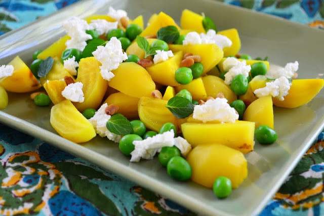 Salada com beterraba dourada, ervilhas e queijo de cabra