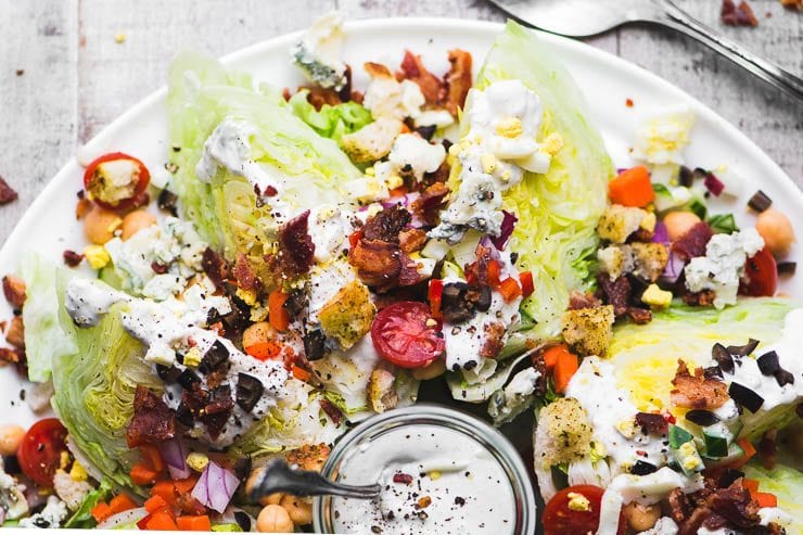 Ensalada de cuña totalmente cargada