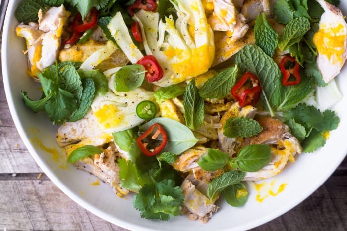 Salada de frango e ervas com açafrão de Jerusalém