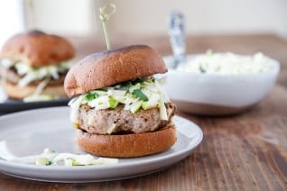 Cena para dos: Rosemary-Apple Chicken Burgers Slaw