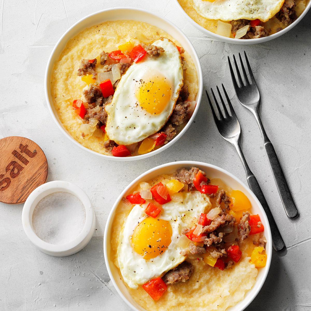 Salchichas y huevos sobre sémola de queso cheddar y parmesano