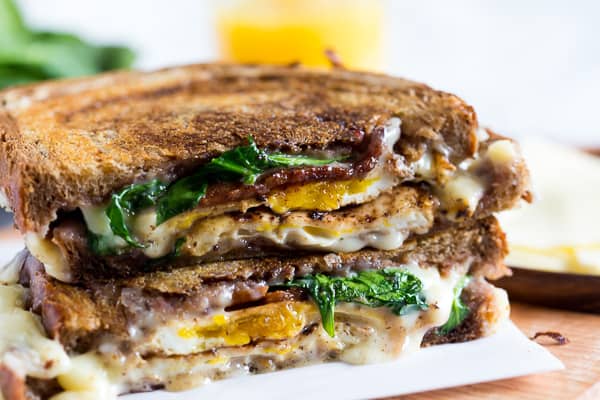 Este s&aacute;ndwich de desayuno con salsa de ar&aacute;ndanos y queso con tocino es el complemento perfecto para su rutina matutina. Hay tanto sabor en este s&aacute;ndwich que te preguntar&aacute;s por qu&eacute; no lo has estado haciendo toda tu vida.
