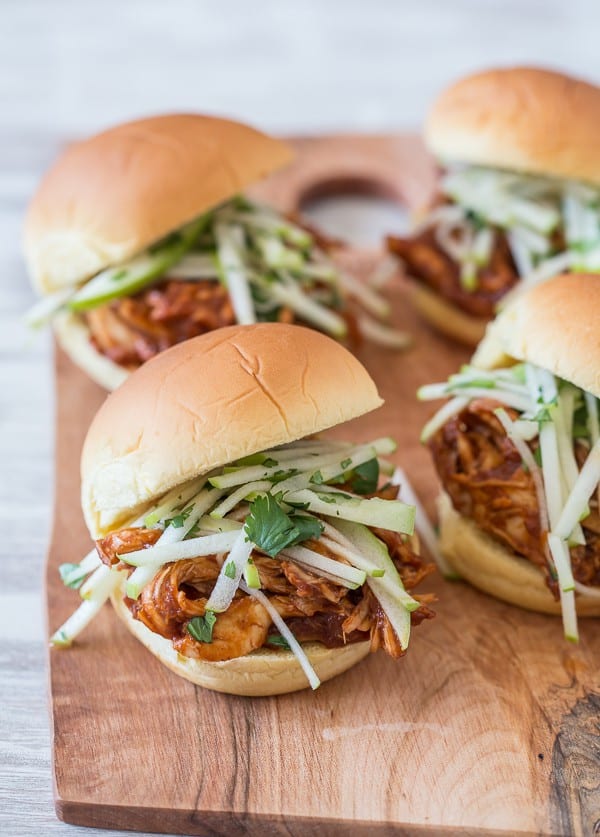 Este s&aacute;ndwich de pollo a la barbacoa con mantequilla de manzana est&aacute; hecho con una salsa casera de barbacoa de mantequilla de manzana, pechuga de pollo asada y cubierto con una ensalada de cilantro de manzana agria y picante.