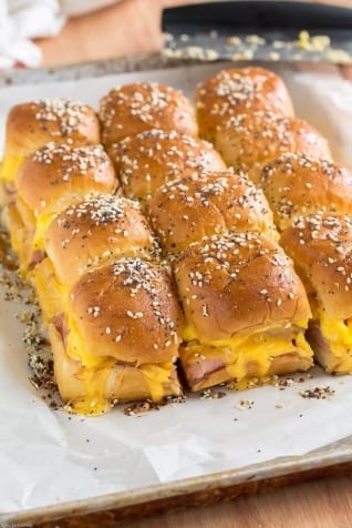 Sándwiches de desayuno de jamón y huevo al horno