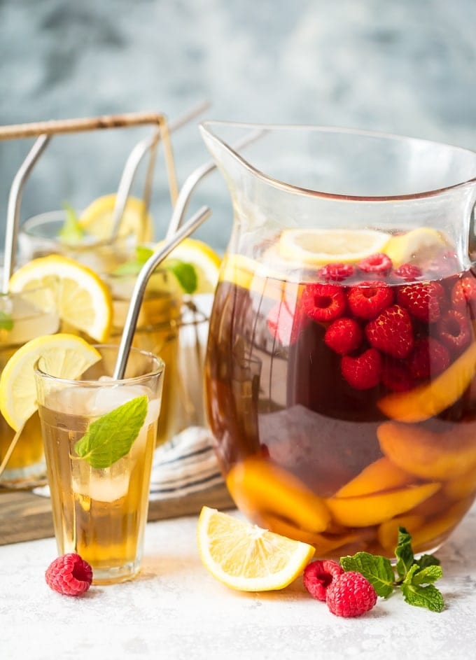 Sweet Tea Sangria en una jarra, junto a un vaso de sangr&iacute;a
