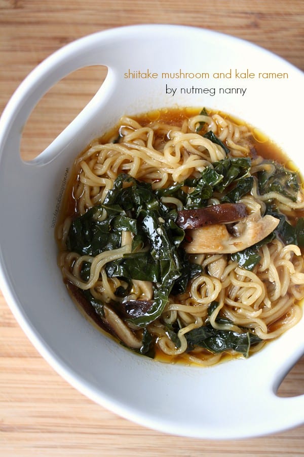Este abundante hongo shiitake y col rizada es perfecto para los fríos días de invierno. Repleto de caldo de verduras, hongos shiitake, col rizada y fideos ramen.