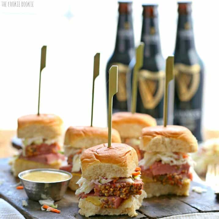 &iexcl;Deslizadores de carne en lata y col de cocci&oacute;n lenta con mostaza Guinness! &iexcl;La comida o aperitivo irland&eacute;s perfecto para el d&iacute;a de San Patricio! &iexcl;Muy divertido, festivo y f&aacute;cil! El