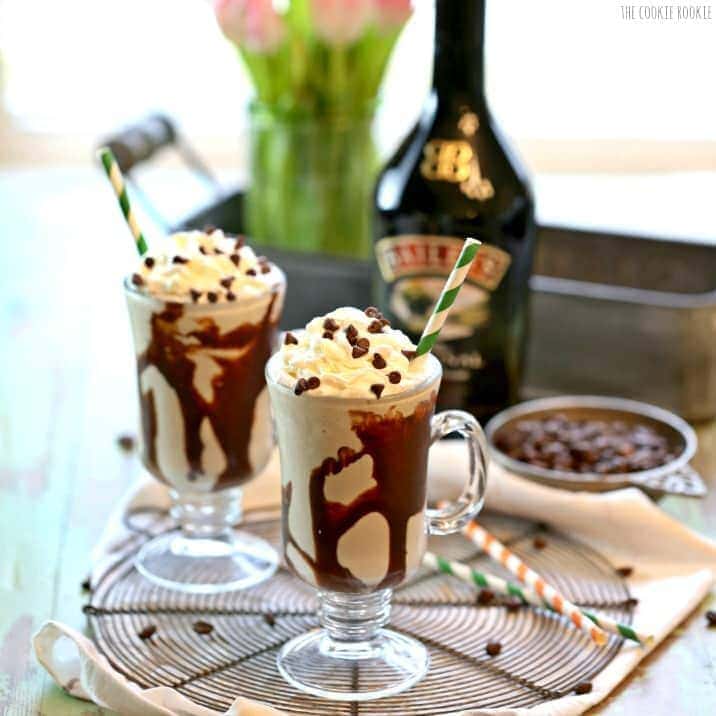 Batido de crema irlandesa, ¡el dulce perfecto para el día de San Patricio! ¡Ice Cream y Bailey son el postre perfecto! ¡Bébalo todo el año, no solo en las vacaciones! El