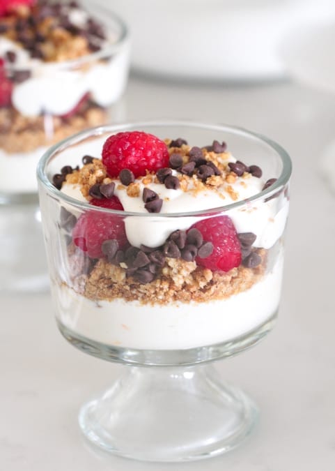 Parfaits de yogur de frambuesa y chocolate