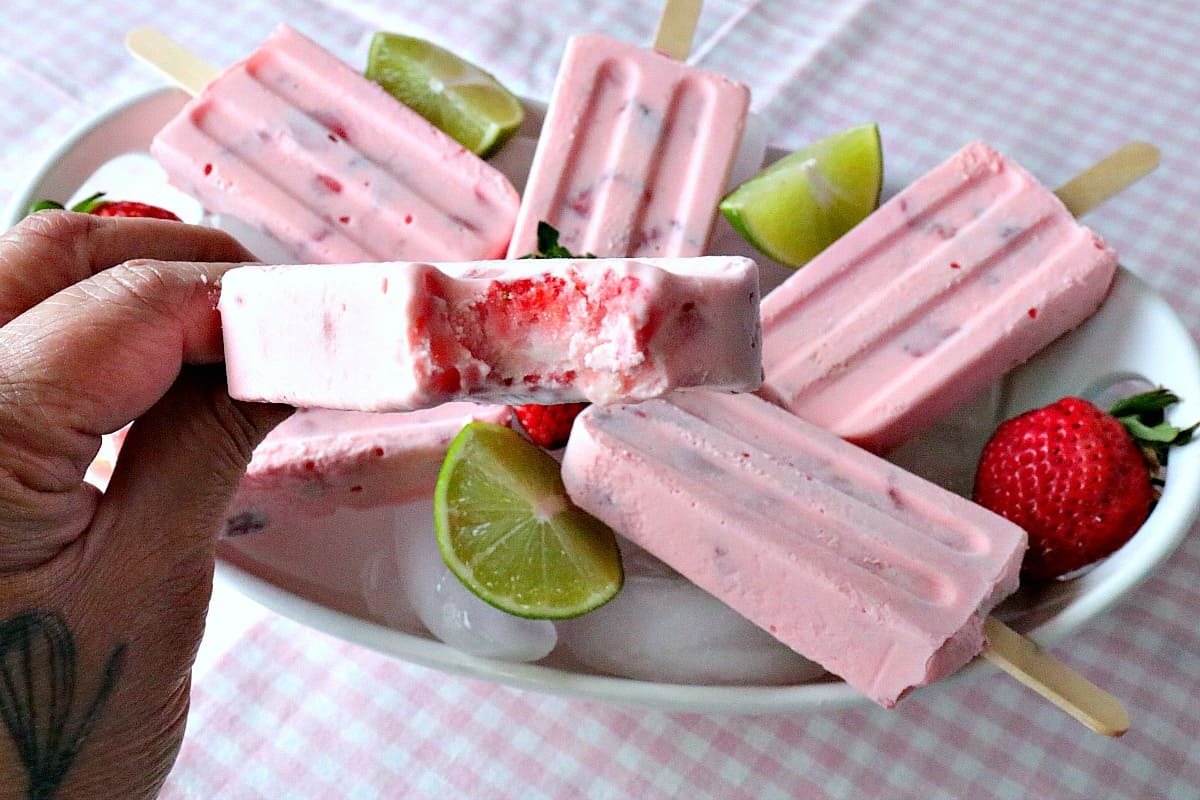 Cremoso ensueño helado de fresa batida Keto paletas