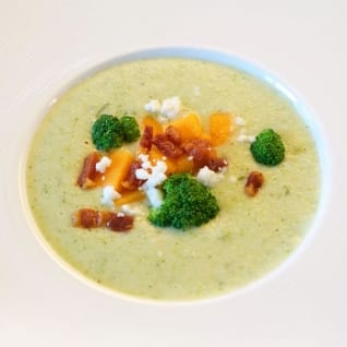 Sopa de crema de brócoli con calabaza, panceta y queso feta