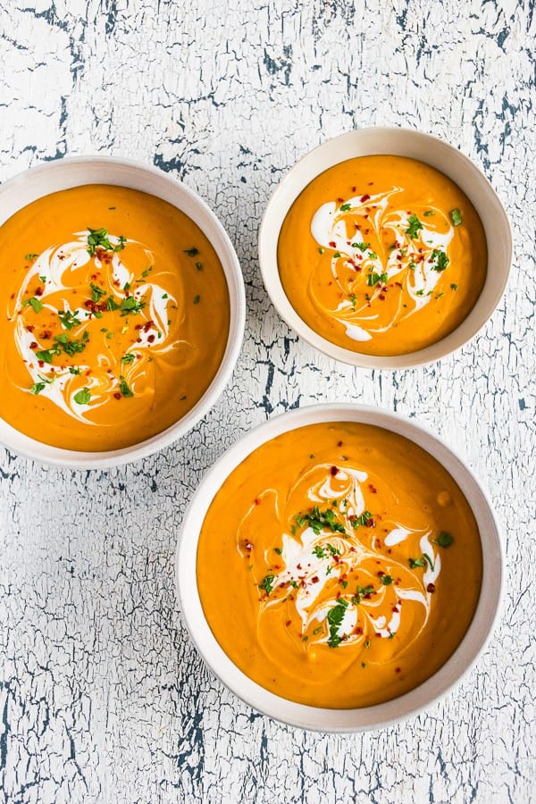 Esta cremosa sopa de zanahoria con lentejas rojas está lista en solo 30 minutos y es la cena perfecta perfecta para las vacaciones y los entre semana. Manténgalo vegano omitiendo la cobertura de yogur griego o dése una gran porción con una pizca de cilantro y hojuelas de pimiento rojo: ¡la elección es totalmente suya!