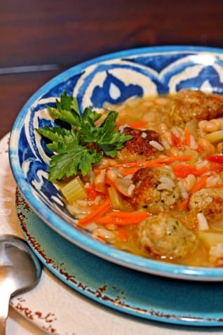 Sopa De Pollo Y Albóndigas De Pesto