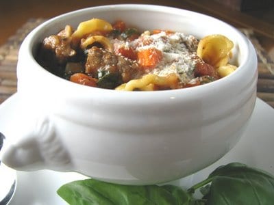 Sopa de macarrão florentino com manjericão e creme