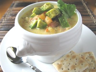 Sopa de milho com abacate e tomate
