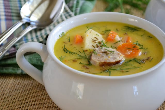 Sopa de queso cheddar y salchichas con cerveza de calabaza