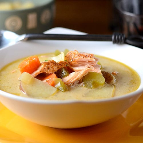 Salmón, papas, apio, zanahorias, caldo de pollo, leche de coco, condimento Old Bay, sal, pimienta