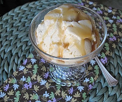 Helado de vainilla y azúcar moreno