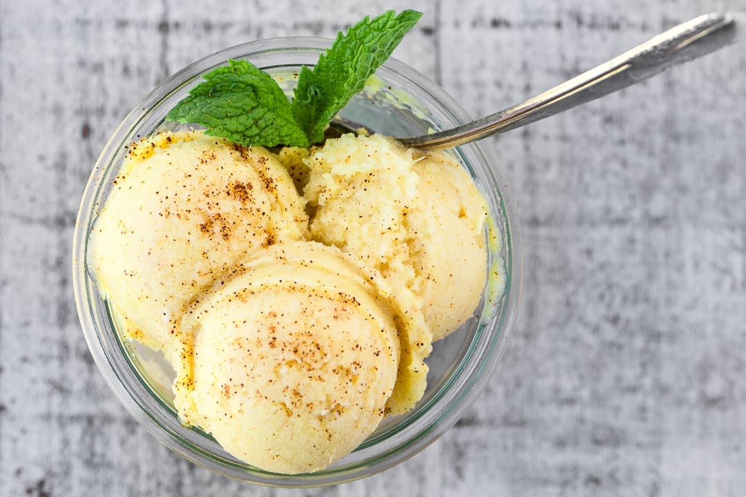 Sorbete de chile sin pi&ntilde;a Churn ~ solo unos pocos ingredientes saludables y una licuadora hacen un sorbete refrescante &uacute;nico ~ la inspiraci&oacute;n del sabor proviene directamente de los carritos de frutas de M&eacute;xico. &iexcl;Sirve esta delicia congelada dulce y picante en una noche c&aacute;lida y espera las raves!