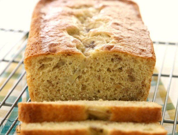 Easy Banana Bread é a receita mais simples de pão de banana caseiro por aí! Feito com bananas maduras, uma mistura de bolo e 2 outros ingredientes simples.