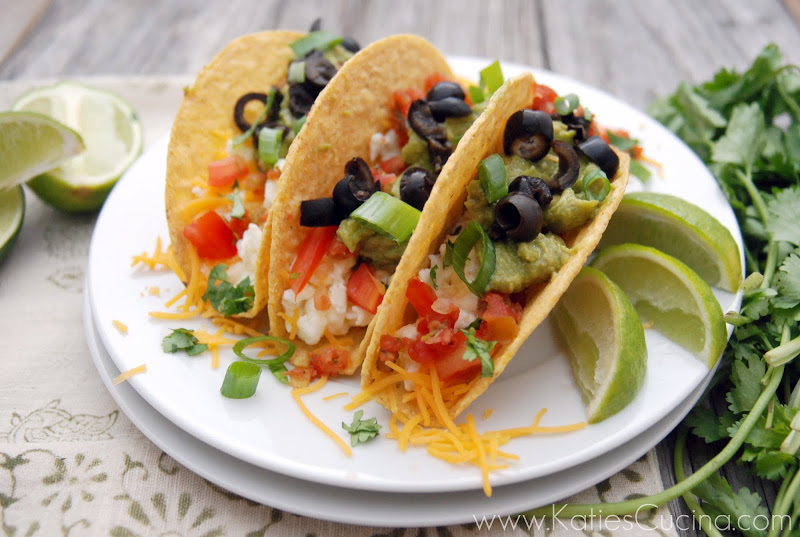 Essas tacos de clara de ovo são a maneira perfeita de começar o dia. Cubra com o que tiver em mãos e devore para um café da manhã cheio de proteínas. Além disso, eles estão prontos em apenas 10 minutos!