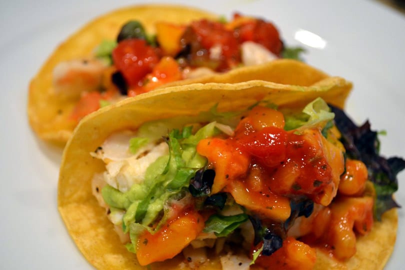Tacos de pescado sin gluten con salsa de mango y crema de aguacate