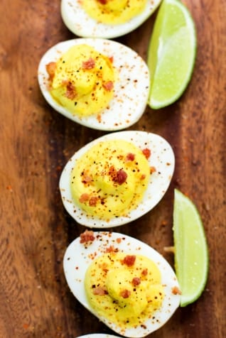Tajin Deviled huevos con tocino