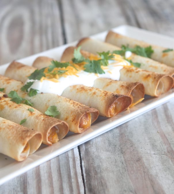 Taquitos al horno con frijoles y queso