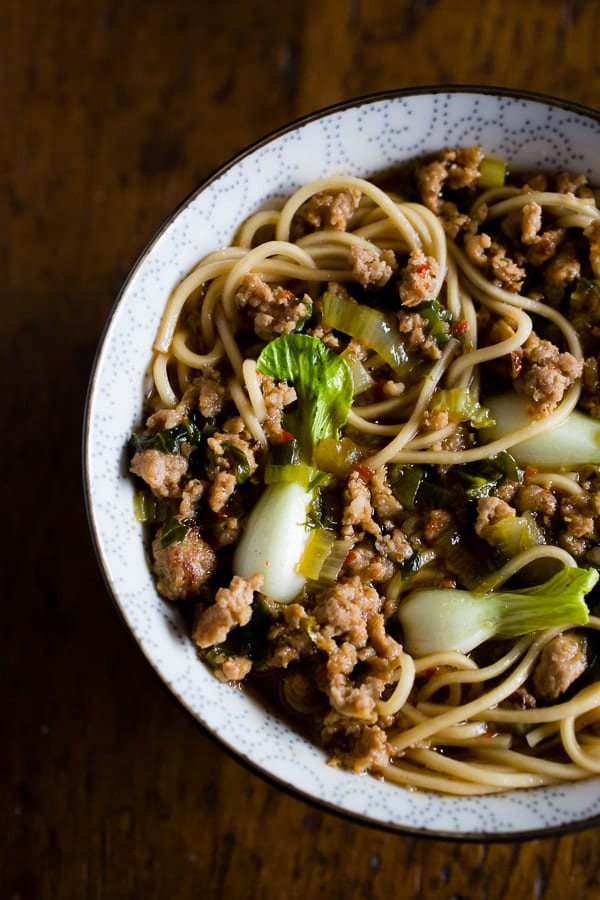 Este taz&oacute;n de fideos con carne de cerdo picante est&aacute; lleno de sabor y listo en solo 30 minutos. &iexcl;Es una comida r&aacute;pida y f&aacute;cil que seguramente complacer&aacute; a toda su familia! Cerdo picante salteado con granos de pimienta de Sichuan y nadando en un delicioso caldo con bok choy y fideos perfectamente cocinados.