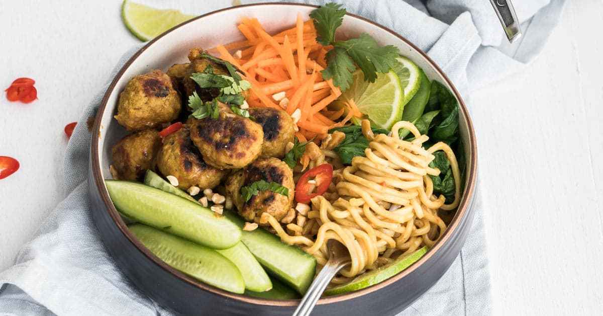 Cuencos de fideos Satay de cerdo