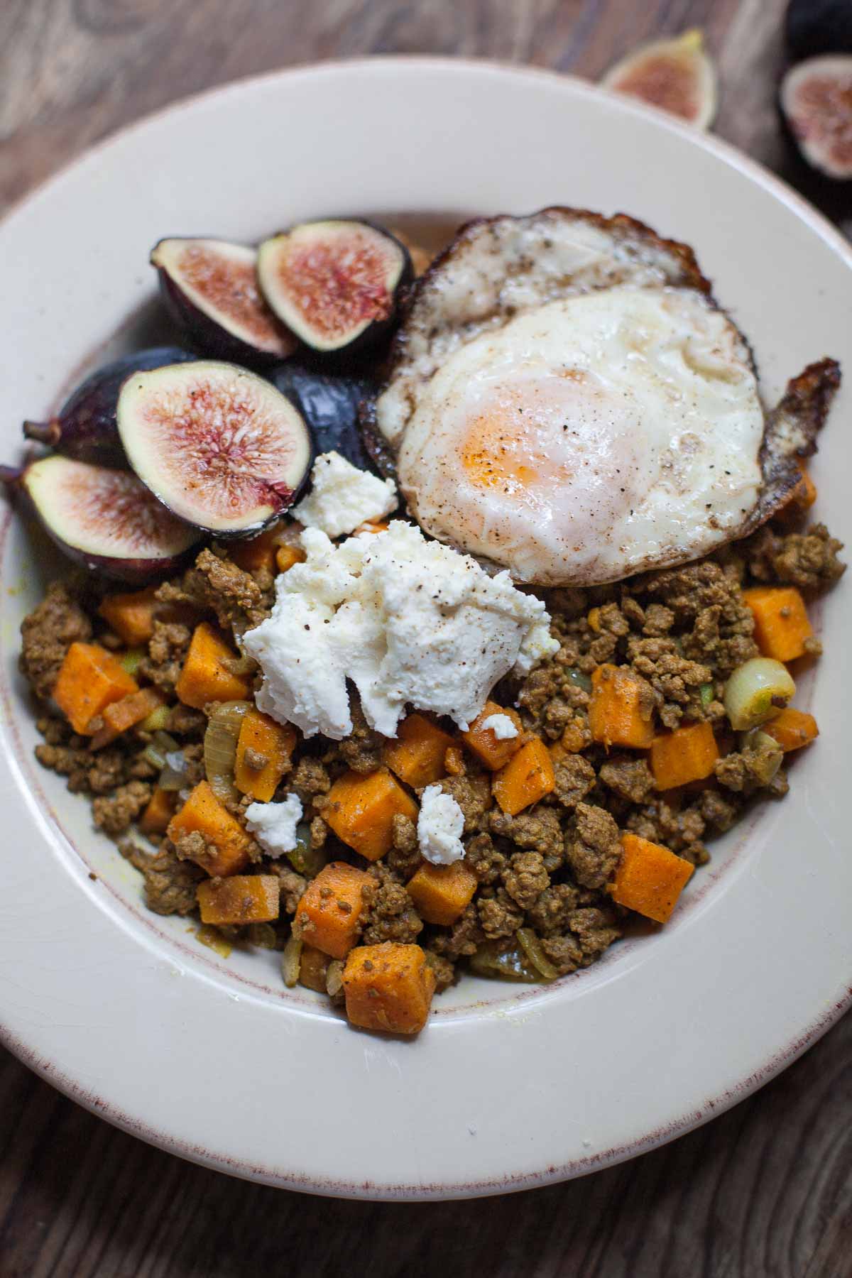Cuencos especiados de carne de res y batatas con huevos crujientes # 30MinuteMondays