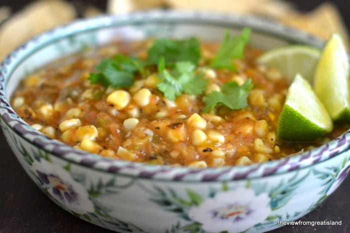 Tomatillo asado al fuego y salsa de ma&iacute;z ~ todo lo que entra en esta sabrosa salsa se quema primero sobre una llama abierta, por lo que el rico sabor ahumado se infunde en todas partes. Disfr&uacute;talo con carnes a la parrilla, aves, pescado y tacos, o simplemente con una gran bolsa de chips de tortilla.