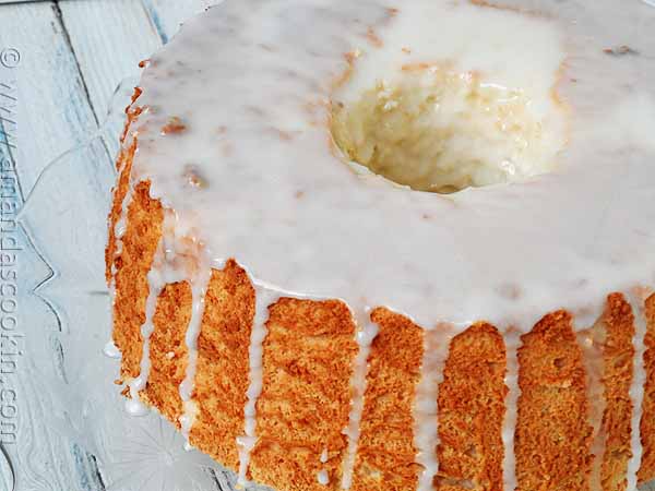 Pastel de &aacute;ngel con glaseado de az&uacute;car en polvo