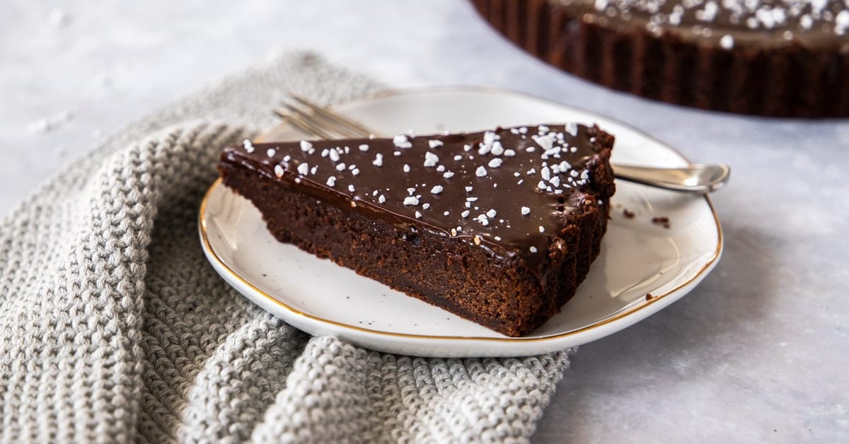 Primer plano lateral de una rebanada de tarta de brownie de chocolate