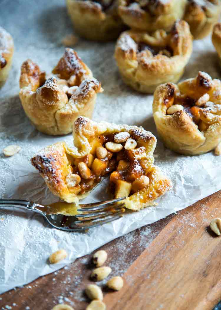  Uma incrível combinação de sabores, essas tortas de manteiga de amendoim da Apple têm tudo. A massa folhada envolve a manteiga de amendoim, coberta com maçãs picadas, um pouco de manteiga de maçã e amendoim. Cozido com um sabor dourado, sem trocadilhos, estas são as melhores sobremesas que oferecem ótimo sabor. www.keviniscooking.com 