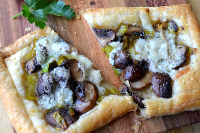 Tortas de alho-poró, cogumelos e gorgonzola