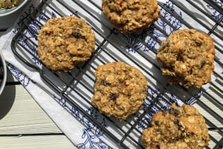 Galletas de avena Healthy-ish Trail Mix con coco y almendras tostadas
