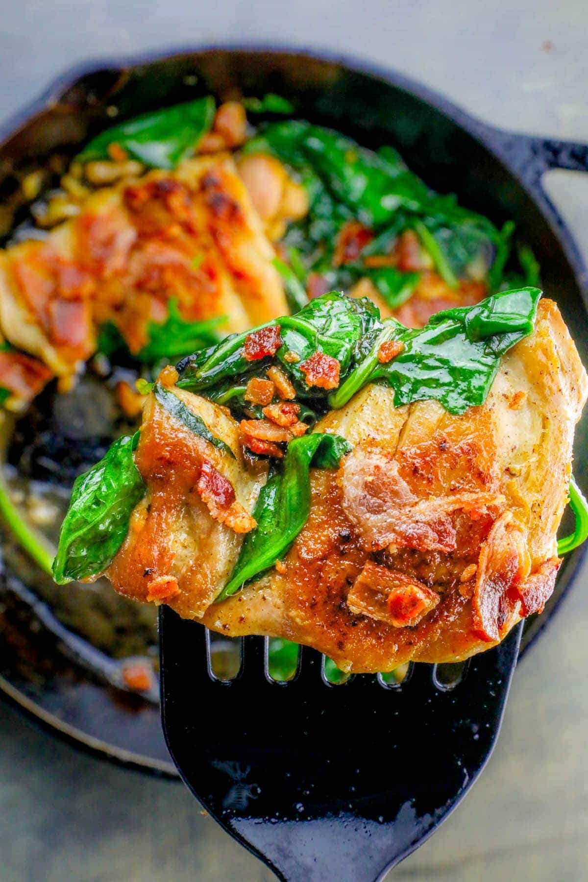 Um jantar de frango e espinafre com alho e bacon