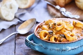 Una sopa rápida y fácil de tortellini con pollo y espinaca