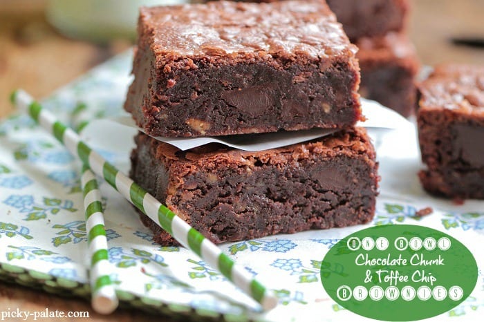 Un tazón de chocolate casero y trozos de brownies de caramelo