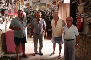 Visitando una cueva de un hombre andaluz en Sanlucar de Barrameda