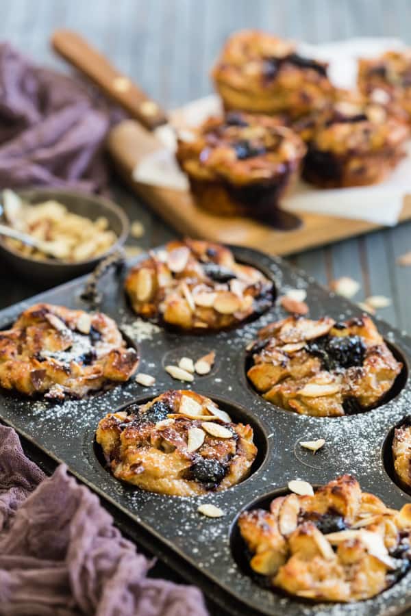 Estas tazas de tostadas francesas con yogur de cereza son una forma deliciosa de comenzar el d&iacute;a. Hecho con yogur de cereza, almendras y una mermelada r&aacute;pida de cereza. Te encantar&aacute; la forma en que prueban y te encantar&aacute; lo f&aacute;cil que son. &iexcl;Incluso puedes preparar la mermelada el d&iacute;a que viene!