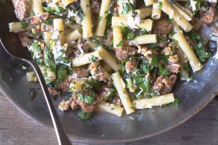 Una pasta reconfortante y hogare&ntilde;a de 30 minutos con salchicha, lim&oacute;n y salvia